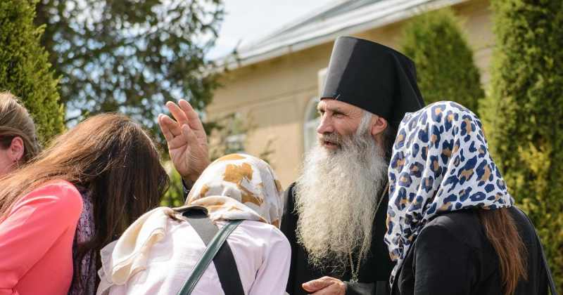 Domnul ne învaţă nu numai ca să nu blestemăm, ci chiar să binecuvântăm pe cei ce ne blestemă pe noi!