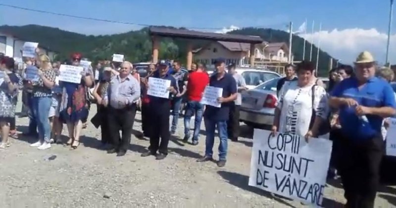 Sute de români protestează ÎMPOTRIVA adopţiei unei fetiţe de către un cuplu american, fiind suspiciuni de TRAFIC DE ORGANE