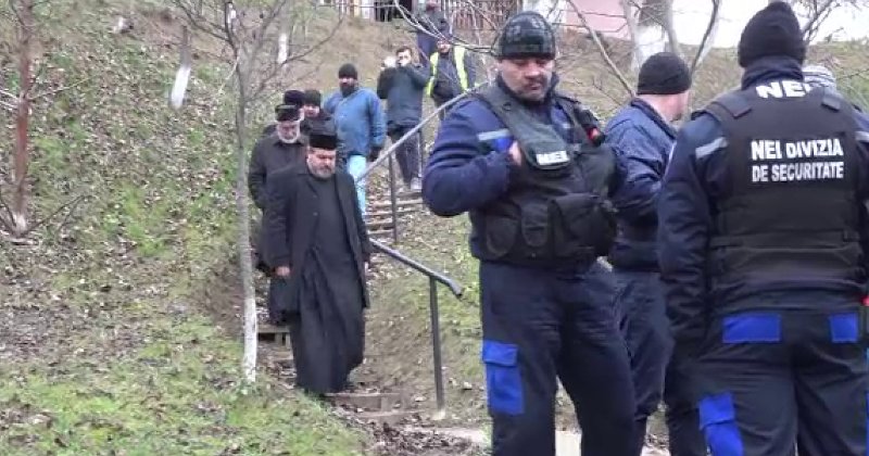 România: Preot scos din biserică cu jandarmii din cauza că a refuzat să mai pomenească pe mitropolitul ecumenist Teofan