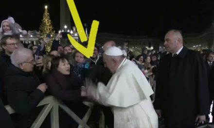 Despre „dragostea” papei faţă de credincioşii săi: Papa Francisc s-a enervat şi a lovit cu palma mâna unei femei