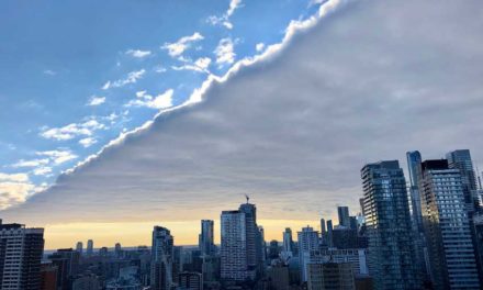 Inexplicabil, dar aceste fenomene stranii există. Un nor dreptunghiular peste Toronto. VIDEO