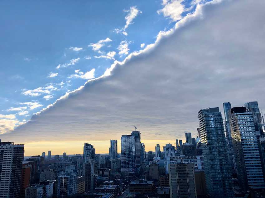 Inexplicabil, dar aceste fenomene stranii există. Un nor dreptunghiular peste Toronto. VIDEO