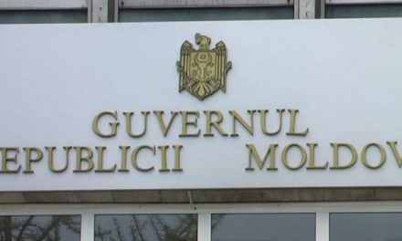 Guvernul de la Chișinău concediază pe capete profesori, oameni de știință, cercetători