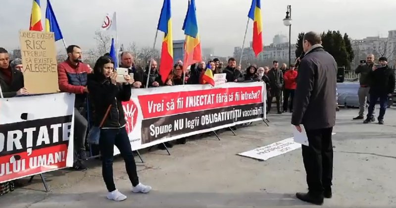 Românii protestează împotriva adoptării legii vaccinării obligatorii. VIDEO