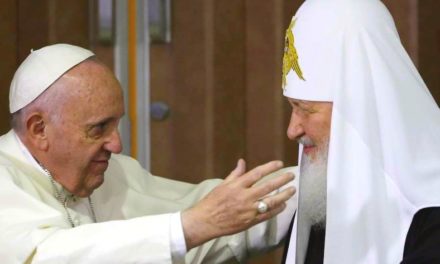 Patriarhul Chiril îşi dă arama pe faţă: Cere credincioşilor să nu meargă la biserică. E risc de viroză pulmonară