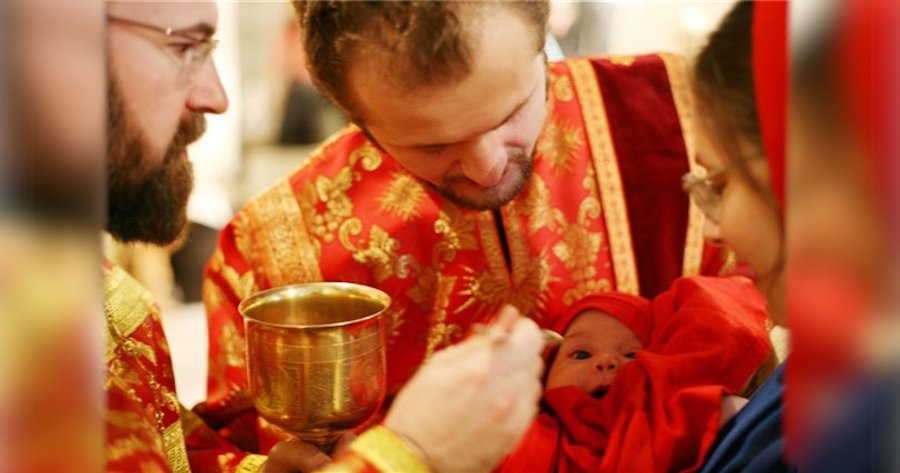 În Biserica Ortodoxă a Greciei modul de împărtășire rămâne neschimbat. Cine se teme să moară, să nu se împărtășească