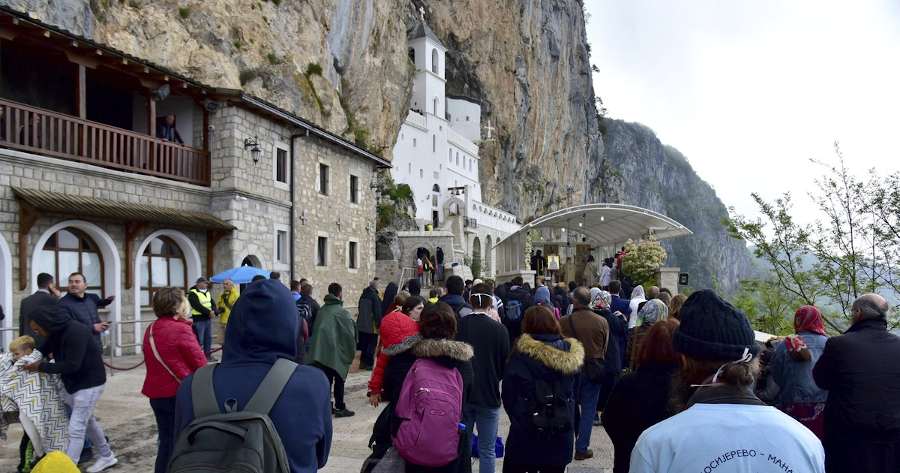 Sârbii protestează față de reținerea mai multor preoți ortodocşi în Muntenegru pentru o slujbă religioasă