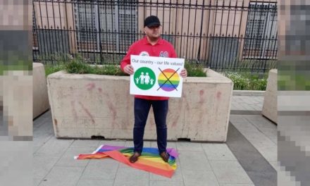 Răspunsul rușilor la arborarea drapelului LGBT pe ambasadele SUA și Marii Britanii