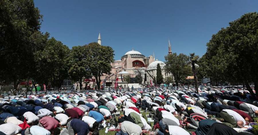 Mii de turci s-au adunat la prima rugăciune musulmană în catedrala Sf. Sofia, transformată în moschee