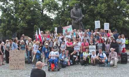 Polonezii protestează împotriva impuneri de către guvern a carantinei și restrictiilor Covid 19, la ordinul OMS