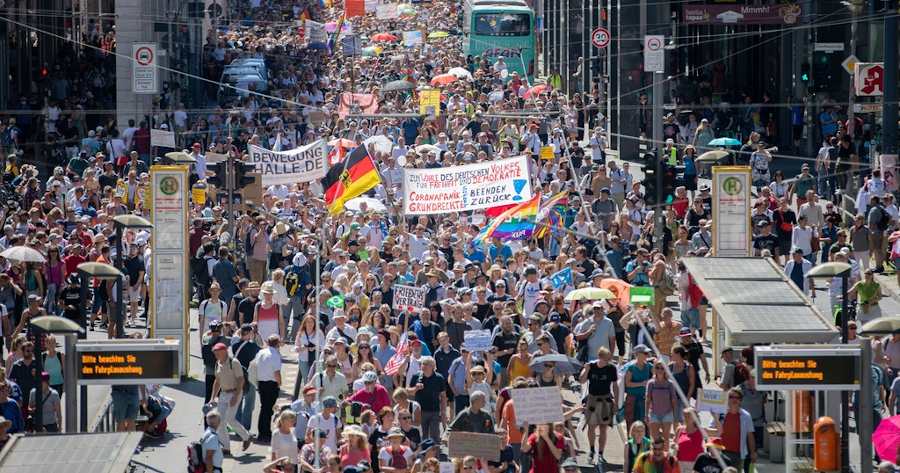 Proteste masive în GERMANIA împotriva restricţiilor impuse: “Acesta nu este Covid 19. Acesta este Covid 1984!”