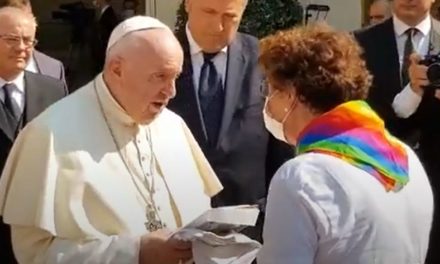 Comentariile recente făcute de Papa Francis arată ca papistaşii vor accepta tot mai mulți enoriași LGBT