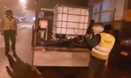 Localnicii din Cluj cred că autorităţile împrăştie substanţe care atacă plămânii. Acţiunea s-ar petrece după ora 23. VIDEO