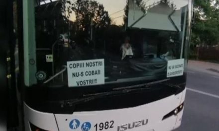 Când dictatura sanitară nu tolerează opoziție: Șoferul care a lipit afișe antivaccinare pe parbrizul autobuzului, a fost concediat