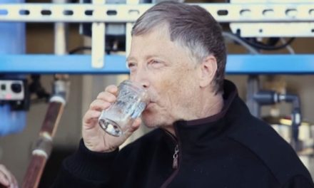 VIDEO. Bill Gates promovează maşinăria care transformă fecalele din canalizare în apă potabilă