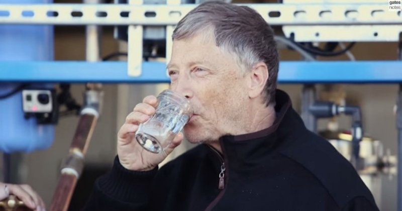 VIDEO. Bill Gates promovează maşinăria care transformă fecalele din canalizare în apă potabilă