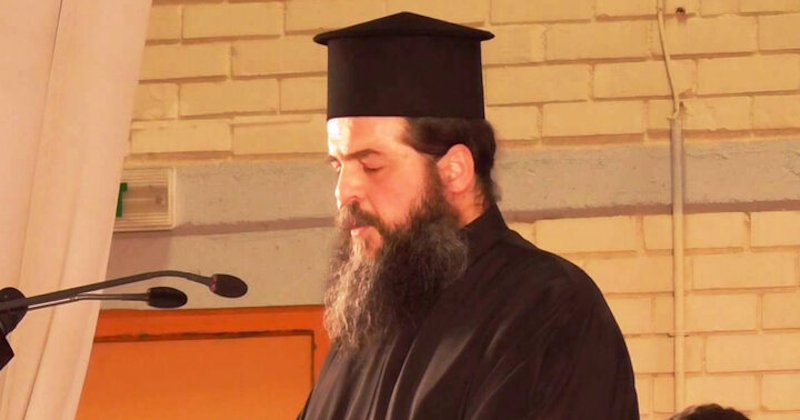 Un preot al Bisericii Ortodoxe Greceşti este judecat pentru săvîrşirea Sfintei Liturghii în timpul carantinei