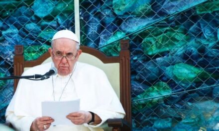 Papistaşii cu ochii închişi. Pentru papa Francisc, Crucea este… obiect ofensator