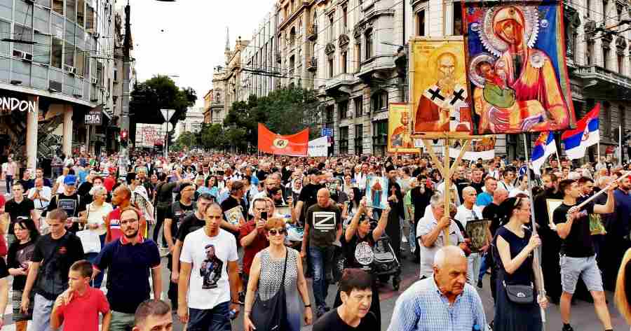 Serbia anulează festivitățile LGBT în urma protestelor masive anti-gay la Belgrad