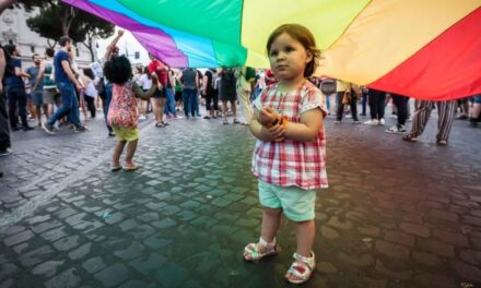 România va fi OBLIGATĂ să încurajeze Ideologia Transgender la COPII