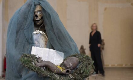 Un lăcaş de cult papistaş din Germania găzduiește o expoziție de sculpturi voodoo