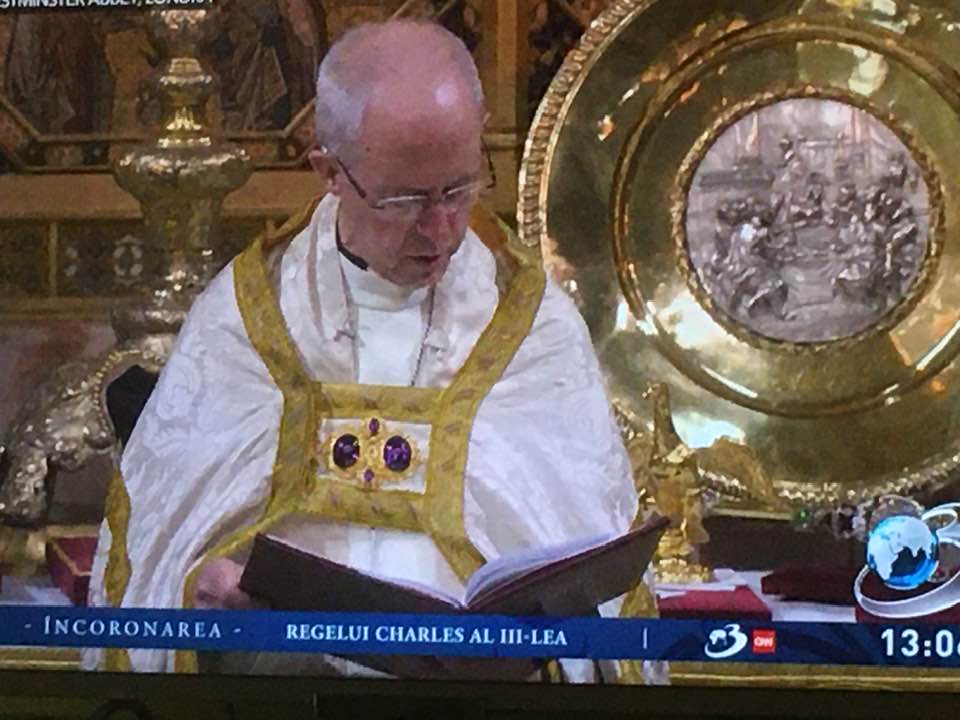 Arhiepiscopul de Canterbury, cel mai inalt prelat anglican, care a inlocuit crucea de pe vesmant cu o bufnita