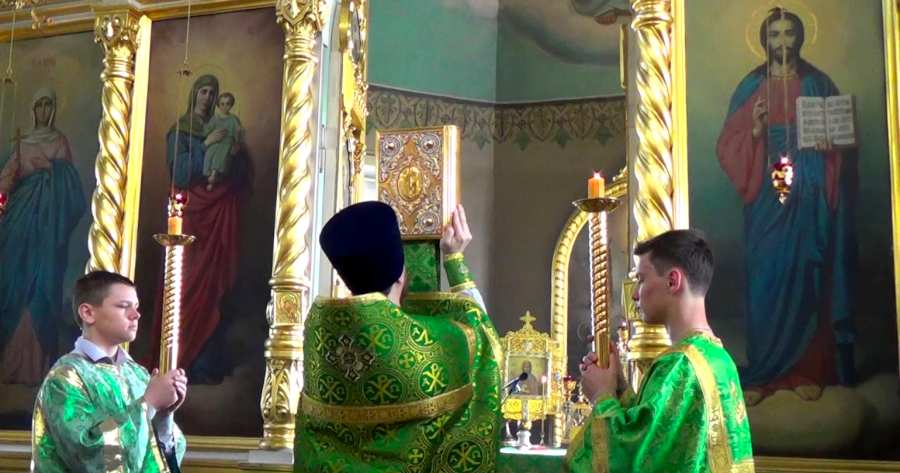 Tâlcuirea Dumnezeieștii Liturghii: Ce semnifică ieșirea preotului cu Sfânta Evanghelie, în timpul Sfintei Liturghii?