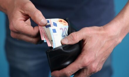 Sondaj: Francezii nu vor să renunțe la cash