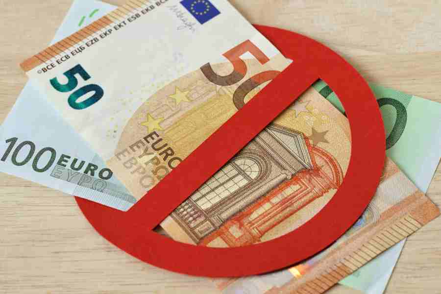 Prima țară europeană care a desființat complet numerarul se confrunta cu CONSECINTE DRAMATICE: Cetățenii mai pot cumpăra cu cash DOAR STRICTUL NECESAR