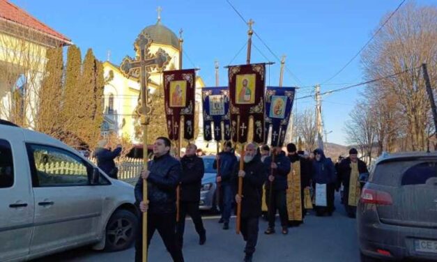 Creștinii continuă să fie persecutați de FALSA BISERICĂ a lui Zelenski. Proteste la Cernăuți față de încercările de preluare a bisericilor