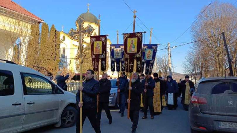 Creștinii continuă să fie persecutați de FALSA BISERICĂ a lui Zelenski. Proteste la Cernăuți față de încercările de preluare a bisericilor