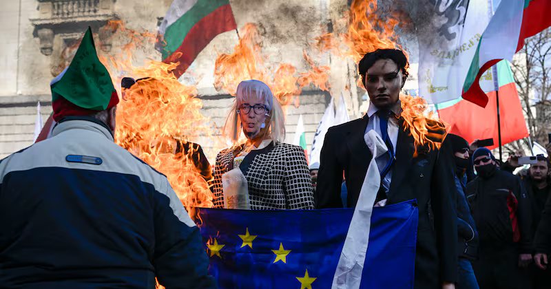 Bulgarii protestează contra adoptării monedei euro: ”Nu vrem euro”! Au incendiat biroul Comisiei Europene din Sofia